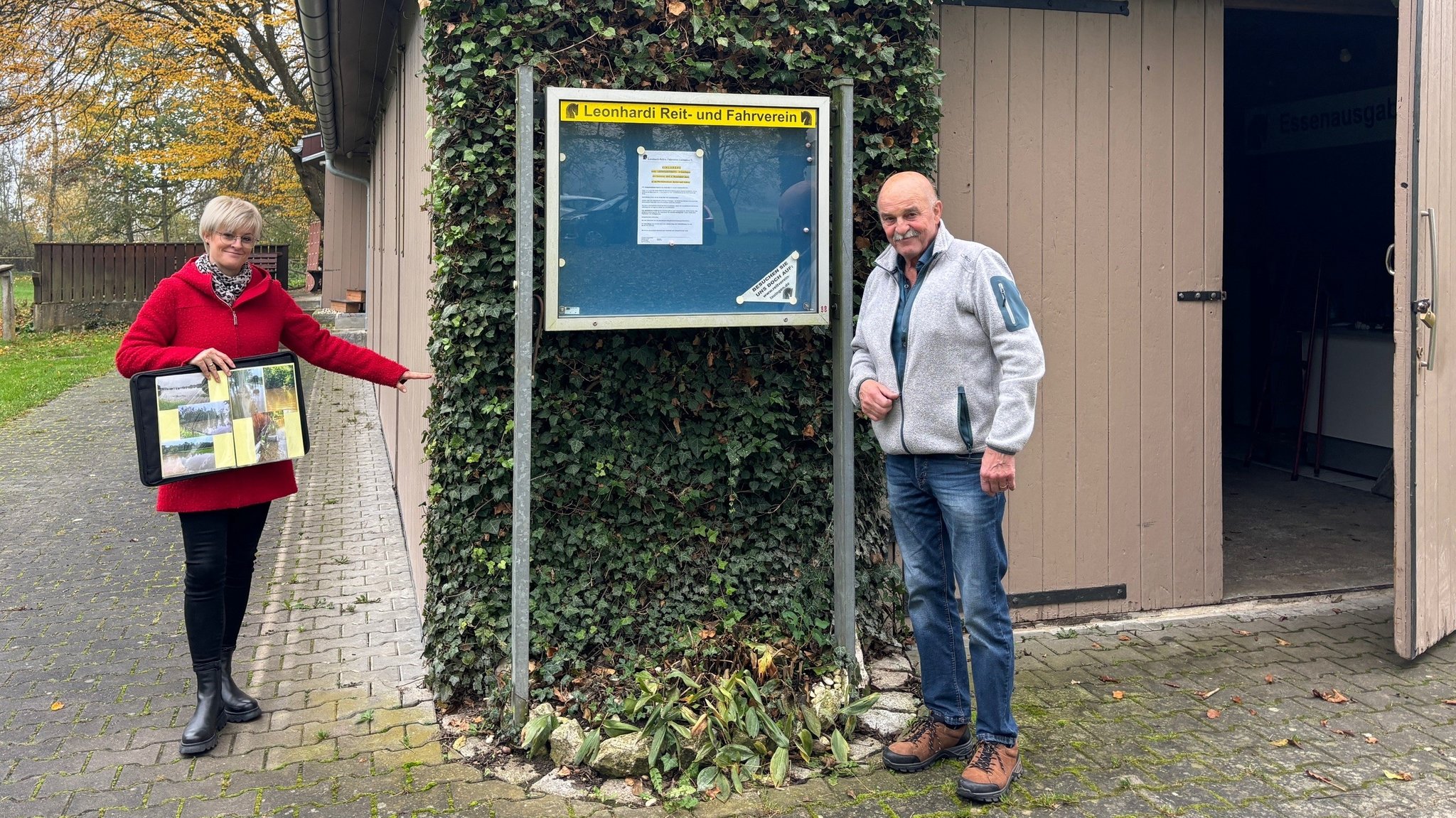 Sandra Bunz und Josef Schnitzler stehen vor dem Vereinsstadel und zeigen, wie hoch das Wasser im Juni hier gestanden war.