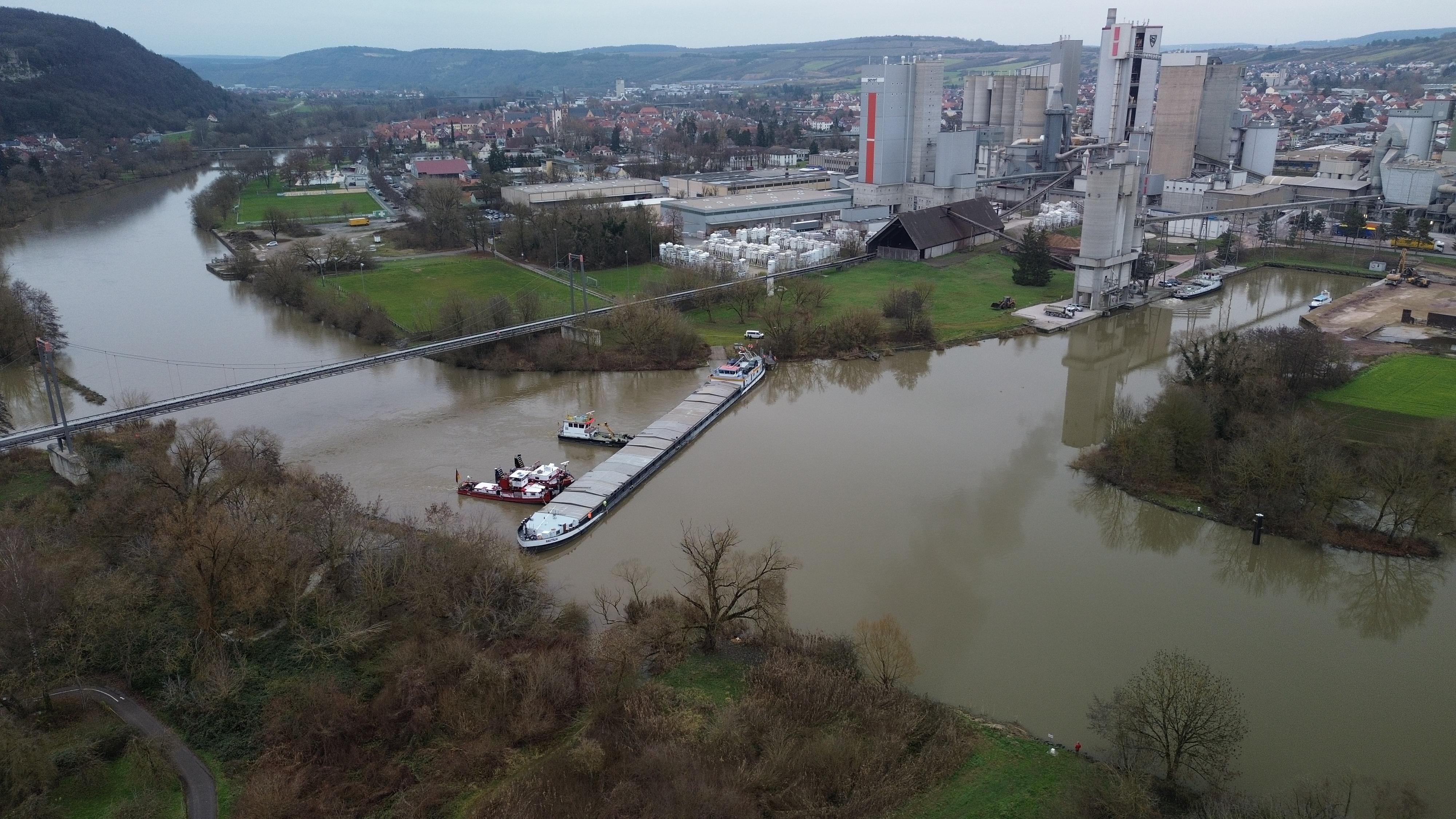 Havariertes Güterschiff am Main geborgen