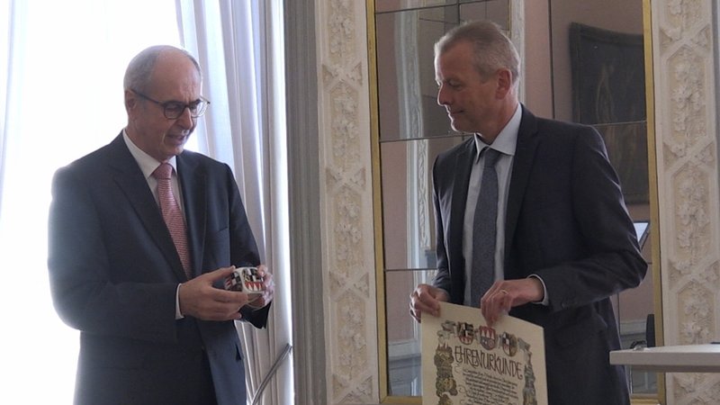 Ulrich Maly erhält von Mittelfrankens Regierungspräsident Thomas Bauer den Frankenwürfel.