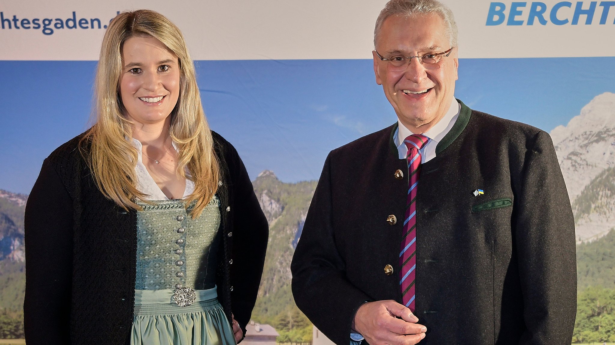 Die zweifache Rodel-Olympiasiegerin von Peking Natalie Geisenberger und der Innen- und Sport-Minister Joachim Herrmann