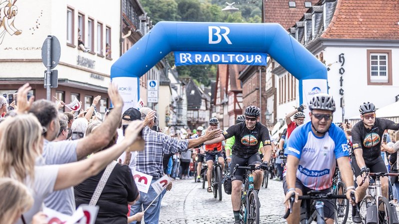 BR-Radltour 2025: Zieleinfahrt in Miltenberg, dem Ende der 3. Etappe | Bild: BR/Markus Konvalin BR-Radltour 2025: Zieleinfahrt in Miltenberg, dem Ende der 3. Etappe