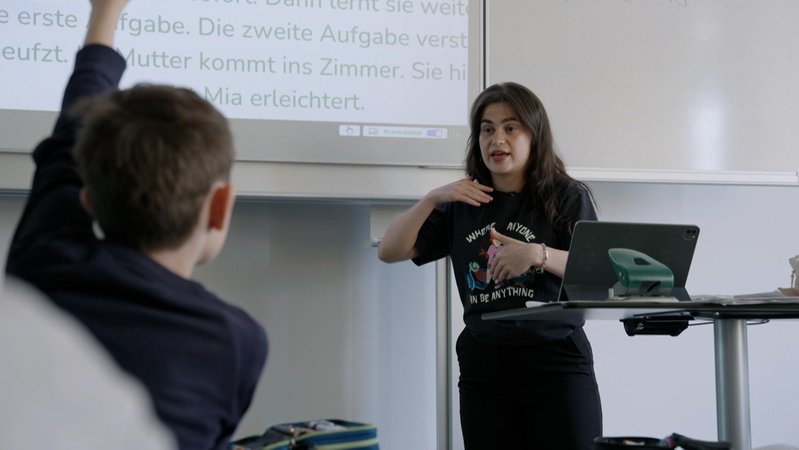 Eine Möglichkeit, wie trotz Lehrermangels unterrichtet werden kann, ist der Rückgriff auf Studierende. | Bild: BR Eine Möglichkeit, wie trotz Lehrermangels unterrichtet werden kann, ist der Rückgriff auf Studierende.