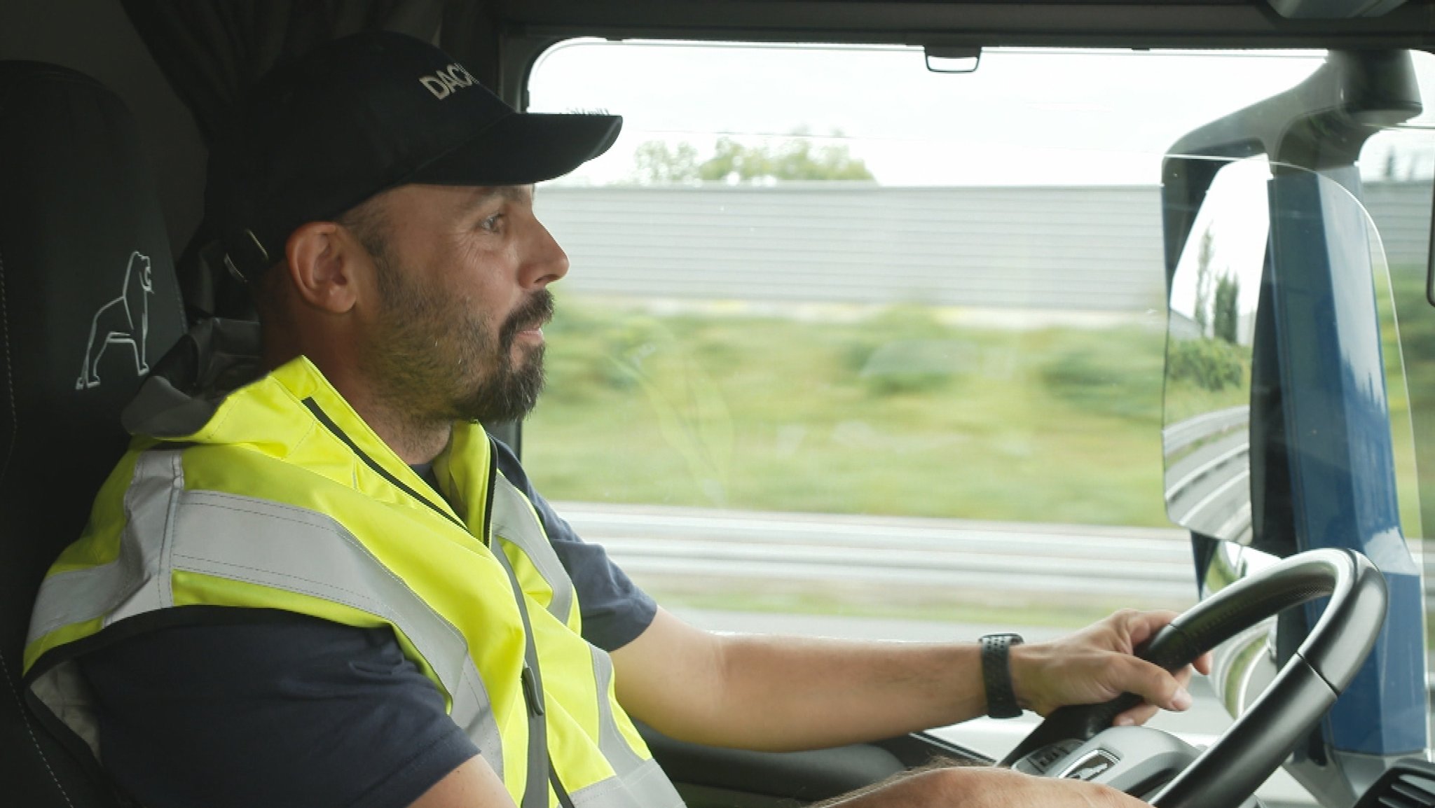 LKW-Fahrer Patrick Fackler bei der Arbeit