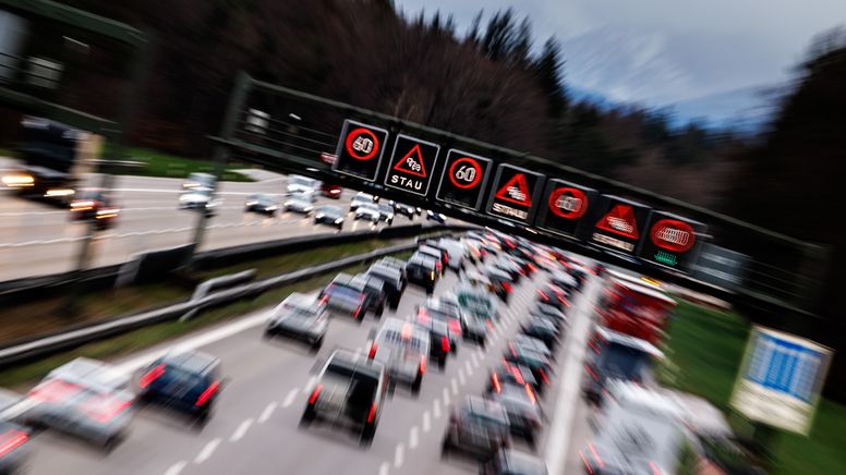 Symbolbild: Stau auf einer Autobahn | Bild:picture alliance / dpa | Matthias Balk