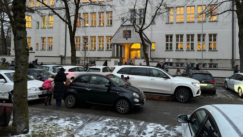 Wie hier an der Münchner Grundschule am Agilolfingerplatz geht's überall in Bayern zu: Elterntaxis blockieren Straßen und Gehwege. | Bild: Bildrechte: BR / Katrin Bohlmann Wie hier an der Münchner Grundschule am Agilolfingerplatz geht's überall in Bayern zu: Elterntaxis blockieren Straßen und Gehwege.