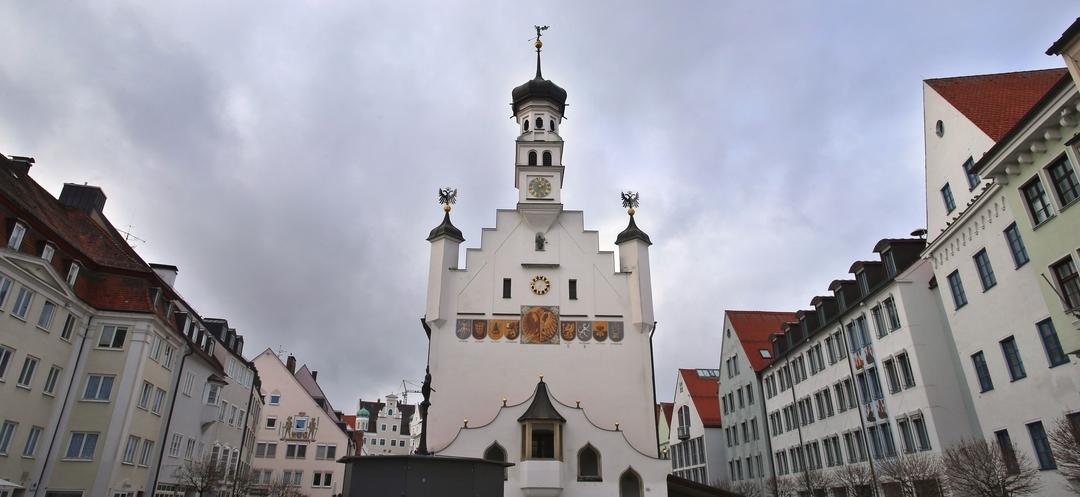 Das Kemptener Rathaus, links und rechts Häuserzeilen.