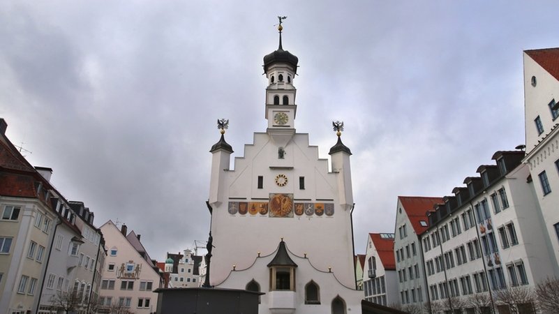 Das Kemptener Rathaus, links und rechts Häuserzeilen. | Bild: dpa-Bildfunk/Karl-Josef Hildenbrand Das Kemptener Rathaus, links und rechts Häuserzeilen.