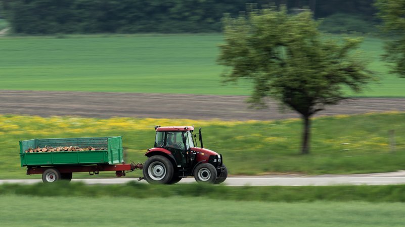 Ein Traktor mit Anhänger auf der Bundesstraße B27 bei Rottweil (Symbolbild) | Bild: picture alliance/dpa | Silas Stein Ein Traktor mit Anhänger auf der Bundesstraße B27 bei Rottweil (Symbolbild)