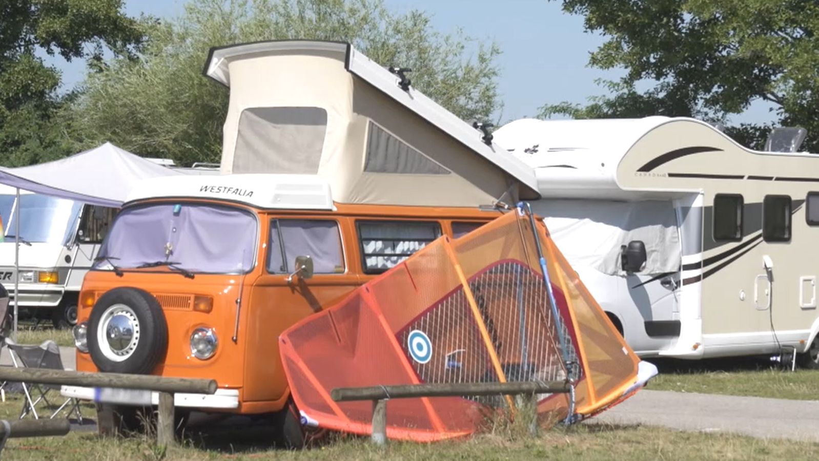 Wegen der Corona-Pandemie verreisen viele Menschen innerhalb Deutschlands. Besonders beliebt sind Wohnmobile und Camper. Im Fränkischen Seenland wird es deshalb in diesem Sommer auf den Campingplätzen Wegen der Corona-Pandemie verreisen viele Menschen innerhalb Deutschlands. Besonders beliebt sind Wohnmobile und Camper. Im Fränkischen Seenland wird es deshalb in diesem Sommer auf den Campingplätzen
