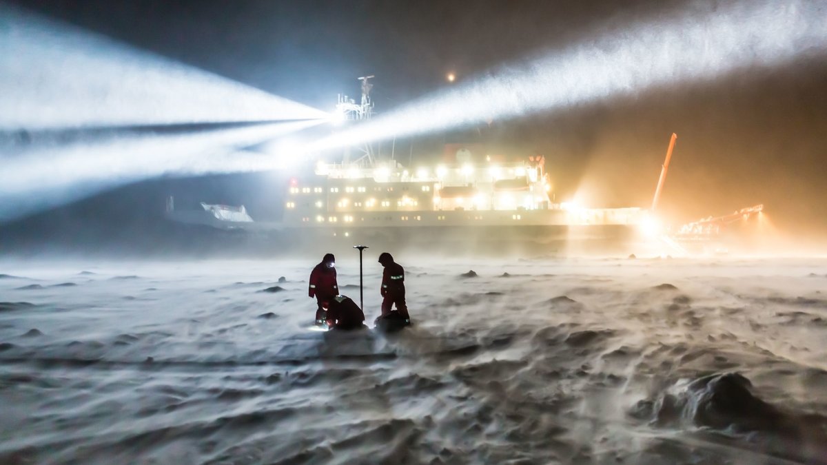 Der Forschungseisbrecher Polarstern lässt sich bei der MOSAiC-Expedition in der Arktis einfrieren und driftet ohne eigenen Antrieb durchs Nordpolarmeer.