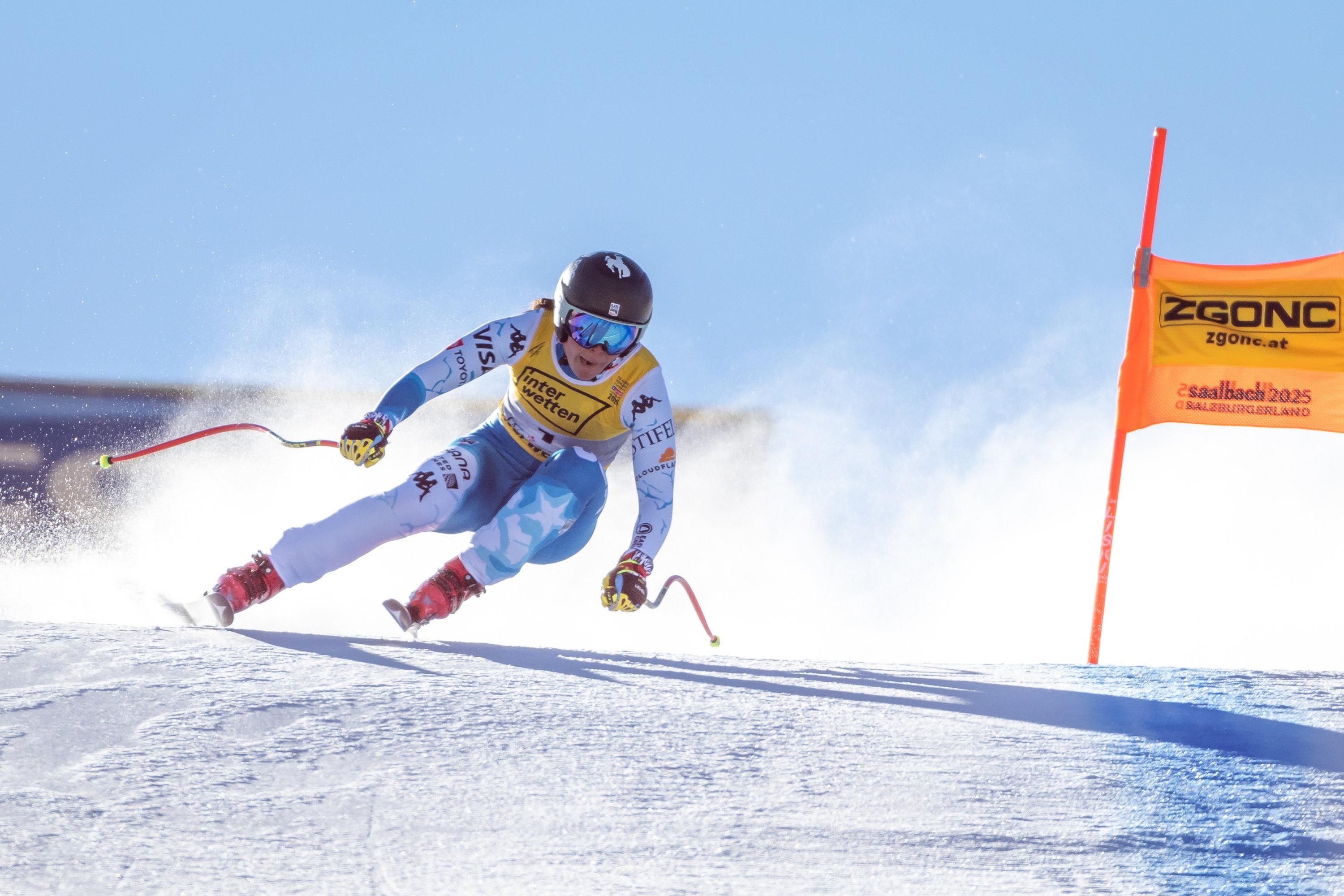 08.02.2025, Österreich, Saalbach-Hinterglemm: Ski alpin: Weltmeisterschaft, Abfahrt, Damen. Breezy Johnson aus den USA in Aktion. Foto: Expa/Johann Groder/APA/dpa +++ dpa-Bildfunk +++