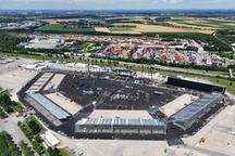 Aufbau einer riesigen Open Air Arena für die Europa Konzerte von Adele im August auf dem Freigelände der Messe München. | Bild:picture alliance/Sven Simon/Frank Hoermann