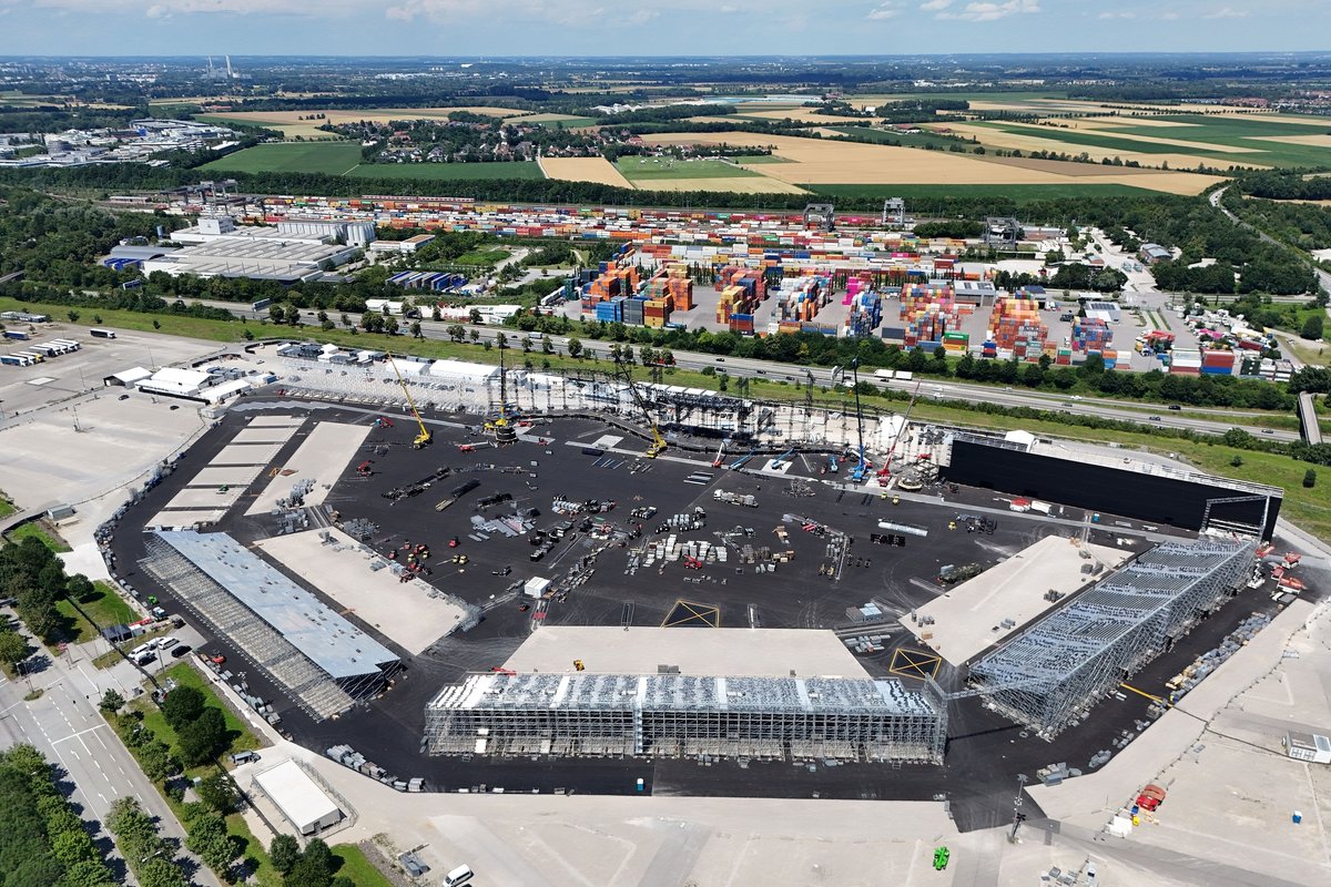 Aufbau einer riesigen Open Air Arena für die Europa Konzerte von Adele im August auf dem Freigelände der Messe München.