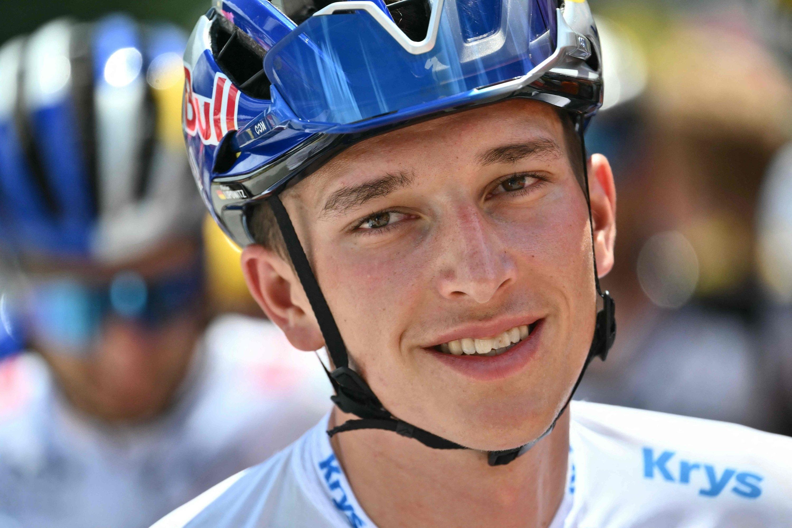 25.07.2025, Frankreich, Albertville: Radsport: UCI WorldTour - Tour de France, Albertville - La Plagne (95,00 km), 19. Etappe. Der deutsche Fahrer Florian Lipowitz vom Team Red Bull-BORA-hansgrohe wartet auf den Start der 19. Etappe. Foto: Marco Bertorello/AFP/dpa +++ dpa-Bildfunk +++