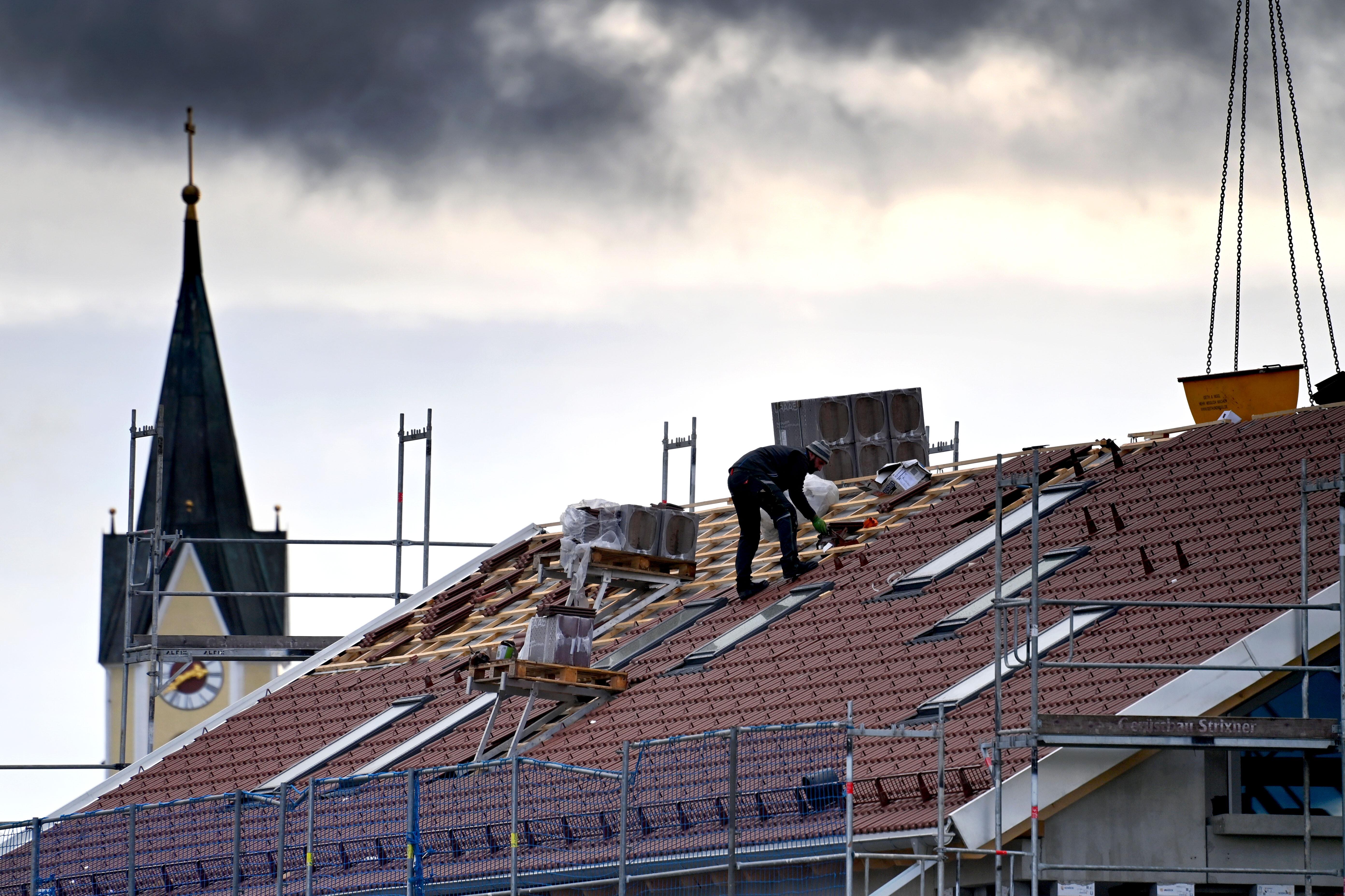 Dachdecker bei der Arbeit.