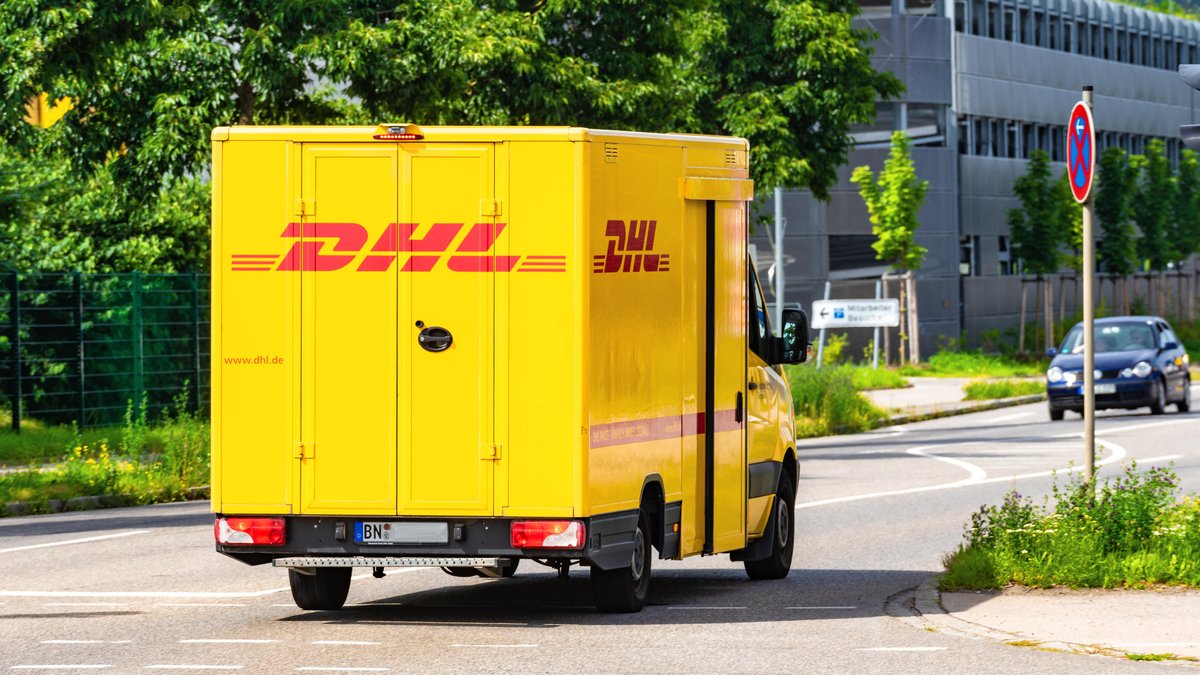 DHL-Lieferwagen fährt auf einer Straße, um Pakete auszuliefern Paketdienst