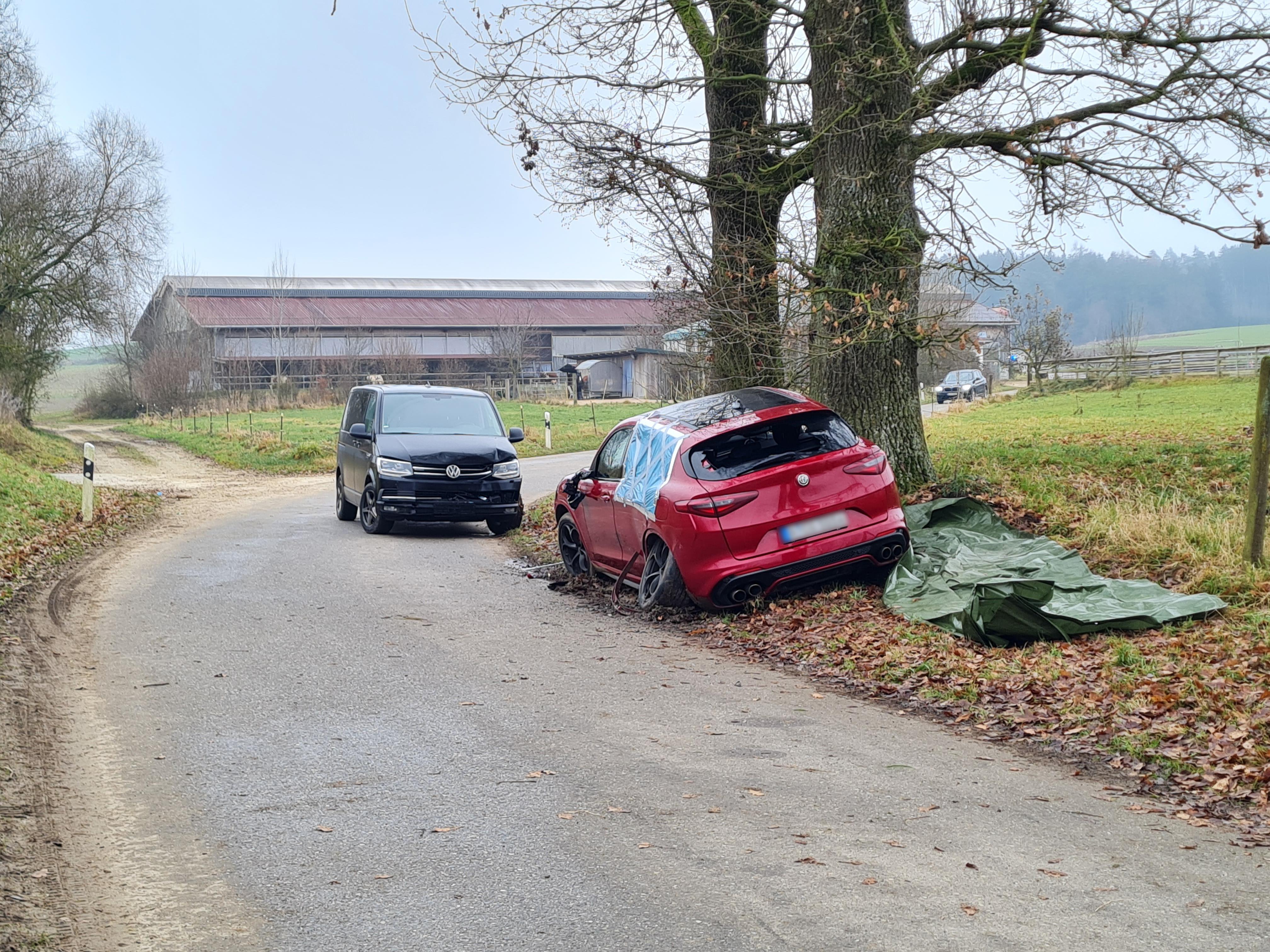 Das rote Fluchtfahrzeug der Täter wurde von der Polizei gerammt und erst so gestoppt.