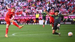 Lovro Zvonarek (l.) trifft in seinem ersten Startelfeinsatz für den FC Bayern München | Bild:picture-alliance/dpa
