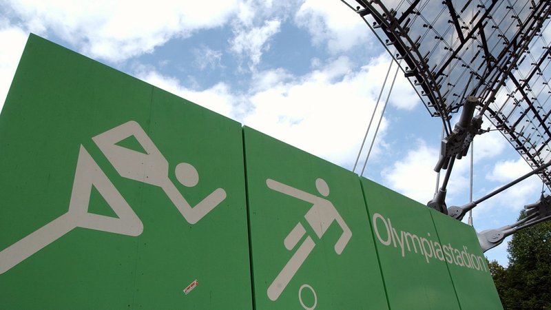 Schild: Olympiastadion mit Piktogrammen