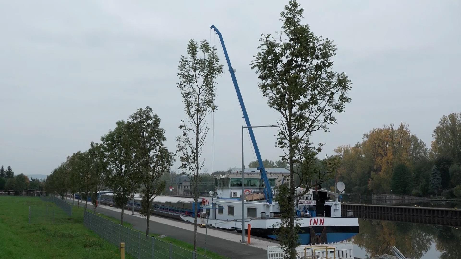 Kran von Binnenschiff durchtrennt Stromleitung