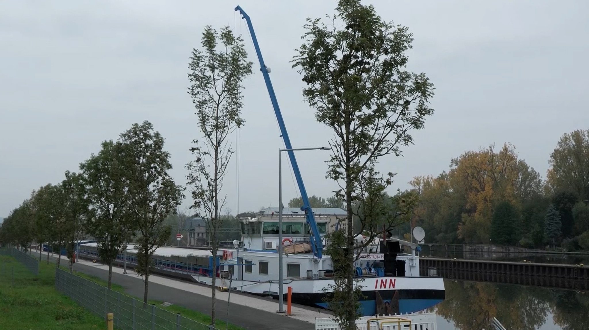 Kran von Binnenschiff durchtrennt Stromleitung