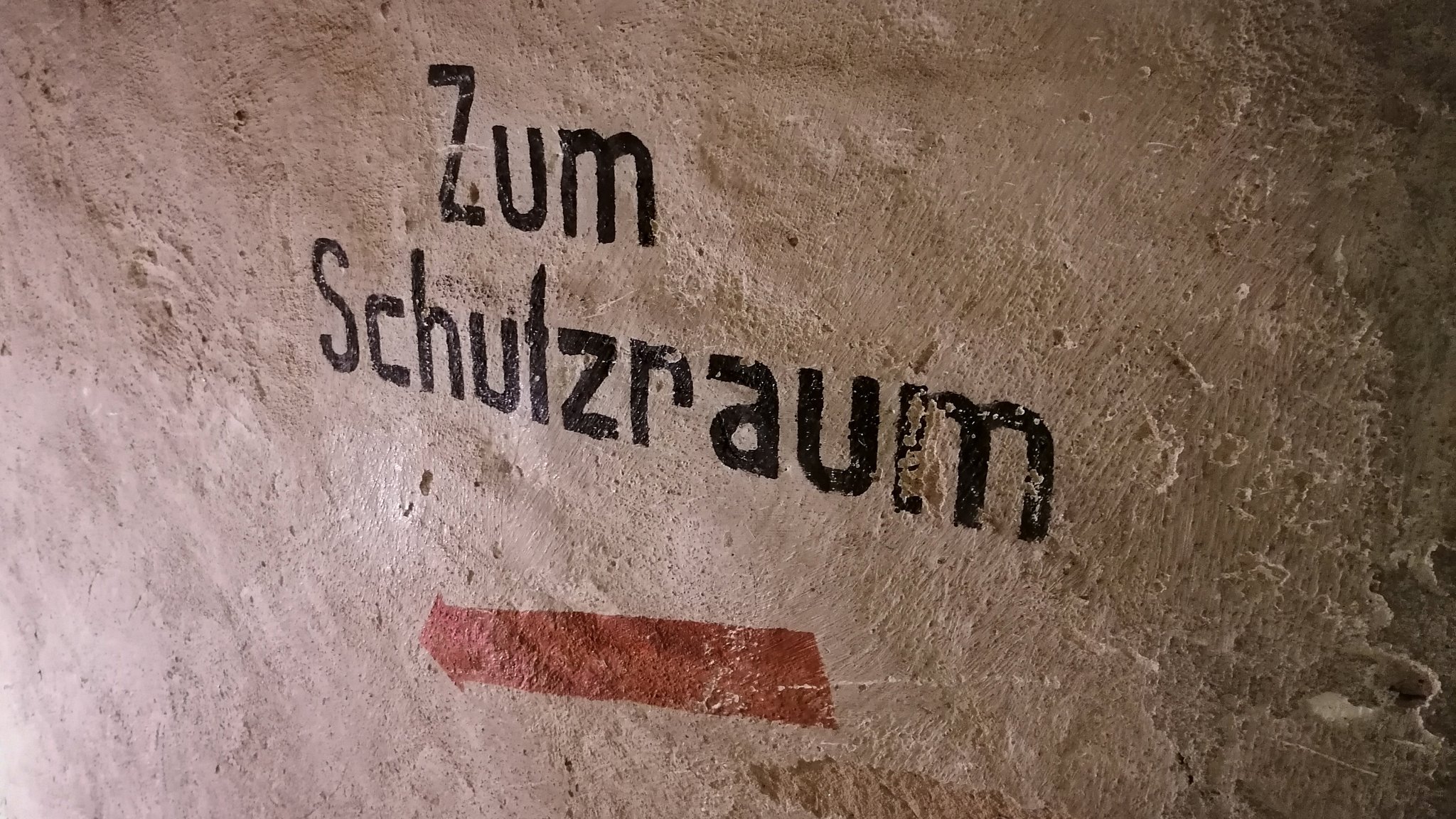 "Zum Schutzraum" - auf einer Wand zu lesen (Symbolbild)