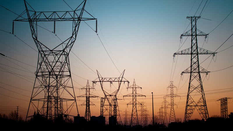 Eine lange Reihe von Strommasten mit Hochspannungsleitungen. (Symbolbild) | Bild: stock.adobe.com/brianguest Eine lange Reihe von Strommasten mit Hochspannungsleitungen. (Symbolbild)