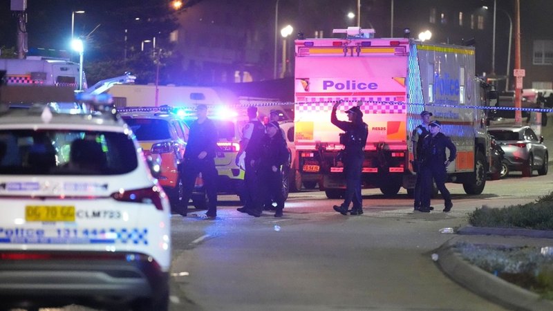 Die Polizei sperrt einen Bereich am Bondi Beach (14.12.2025) | Bild: dpa-Bildfunk/Mark Baker Die Polizei sperrt einen Bereich am Bondi Beach (14.12.2025)