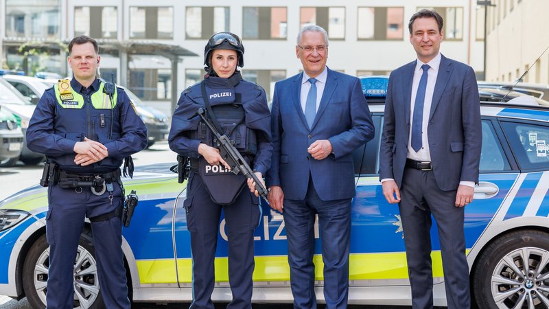 Georg Eisenreich, Joachim Herrmann, Polizeimeisterin Marie-Sophie Andersch und Polizeikommissar Sebastian Walter (v.r.n.l.)