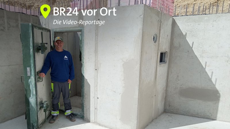 Christian Klaus öffnet die Türe zum sogenannten Filterraum seines Bunkers, den er in den Keller seines zukünftigen Einfamilienhauses baut. | Bild: Ralph Wege / BR Christian Klaus öffnet die Türe zum sogenannten Filterraum seines Bunkers, den er in den Keller seines zukünftigen Einfamilienhauses baut.