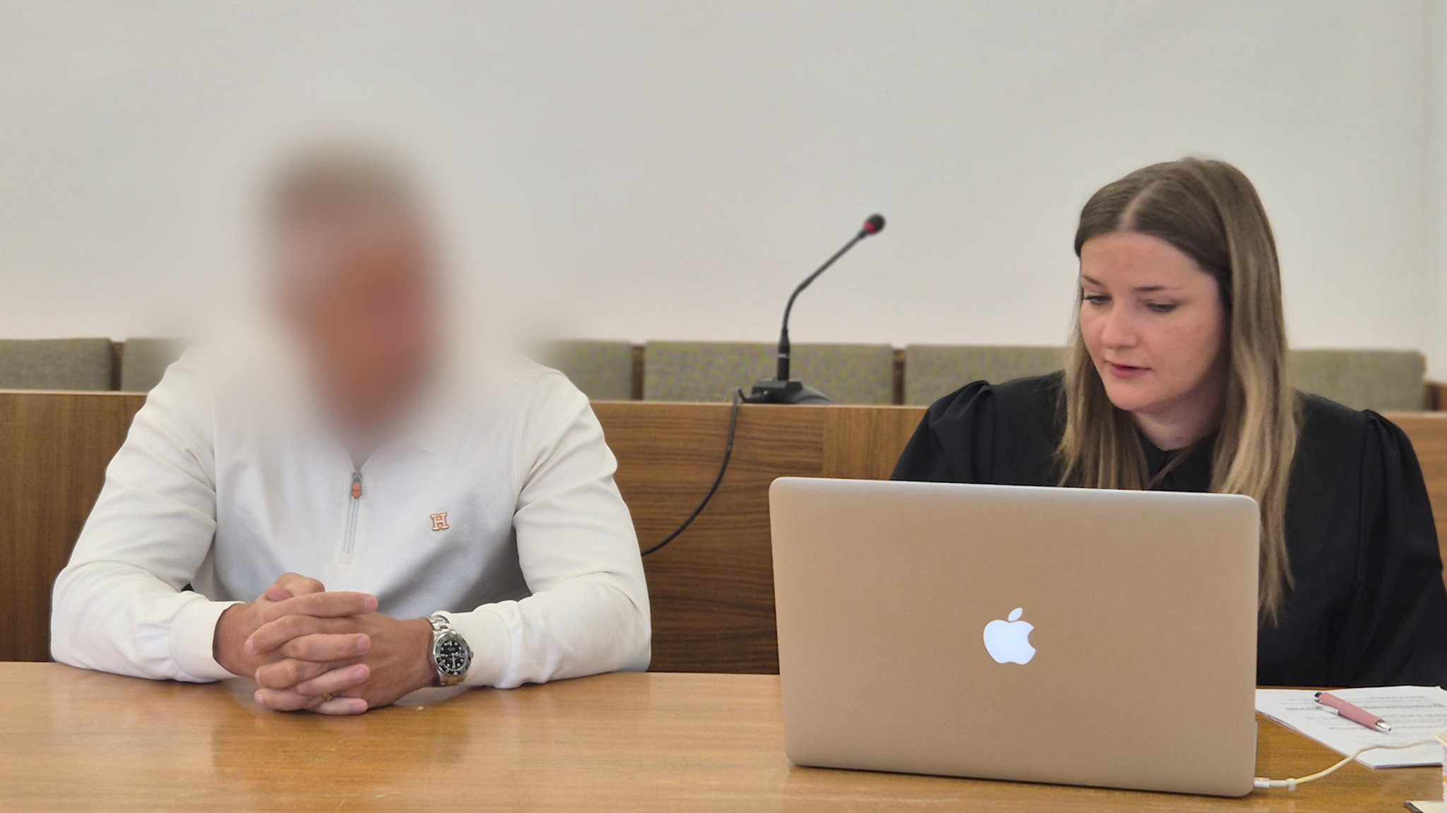Der 60-jährige Angeklagte mit seiner Anwältin im Landgericht Kempten.