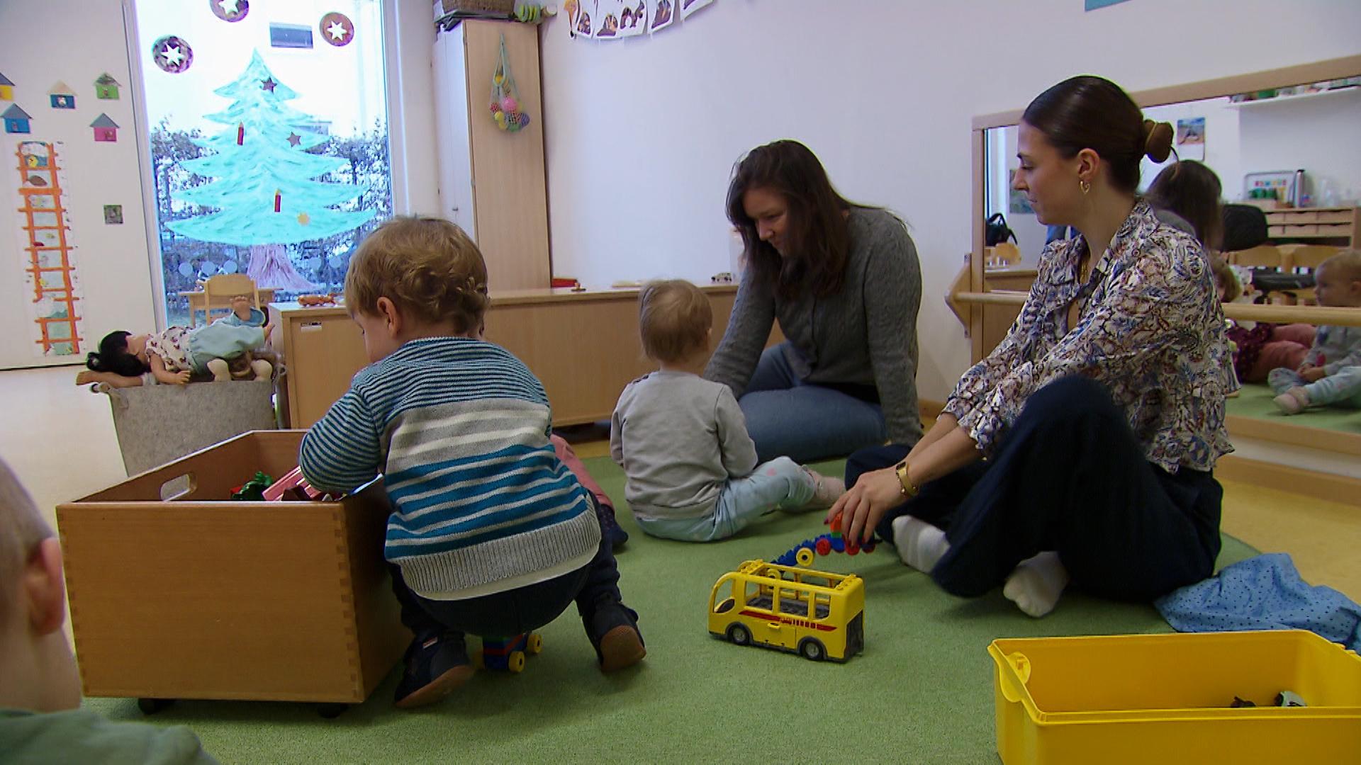 Betreuerinnen und Kinder in einer Kita