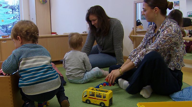 Betreuerinnen und Kinder in einer Kita | Bild: BR Betreuerinnen und Kinder in einer Kita