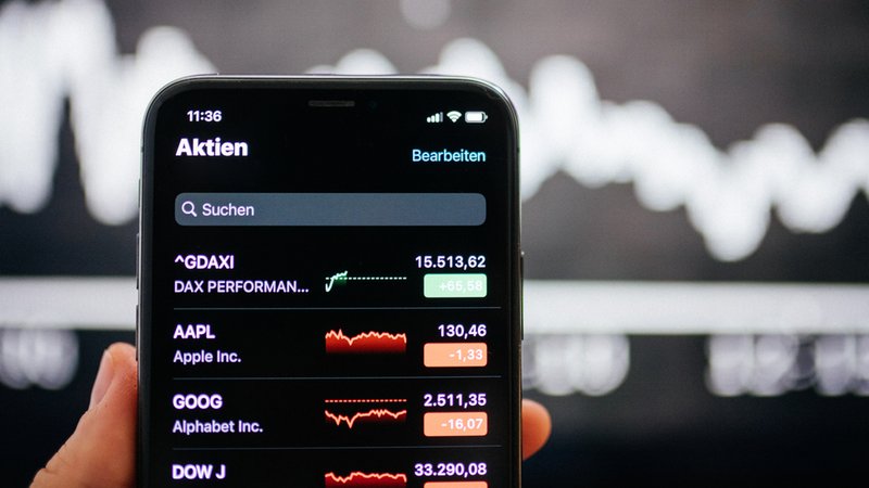 Handy mit Aktien-App (Archivbild) | Bild: Julia Müller/BR Handy mit Aktien-App (Archivbild)