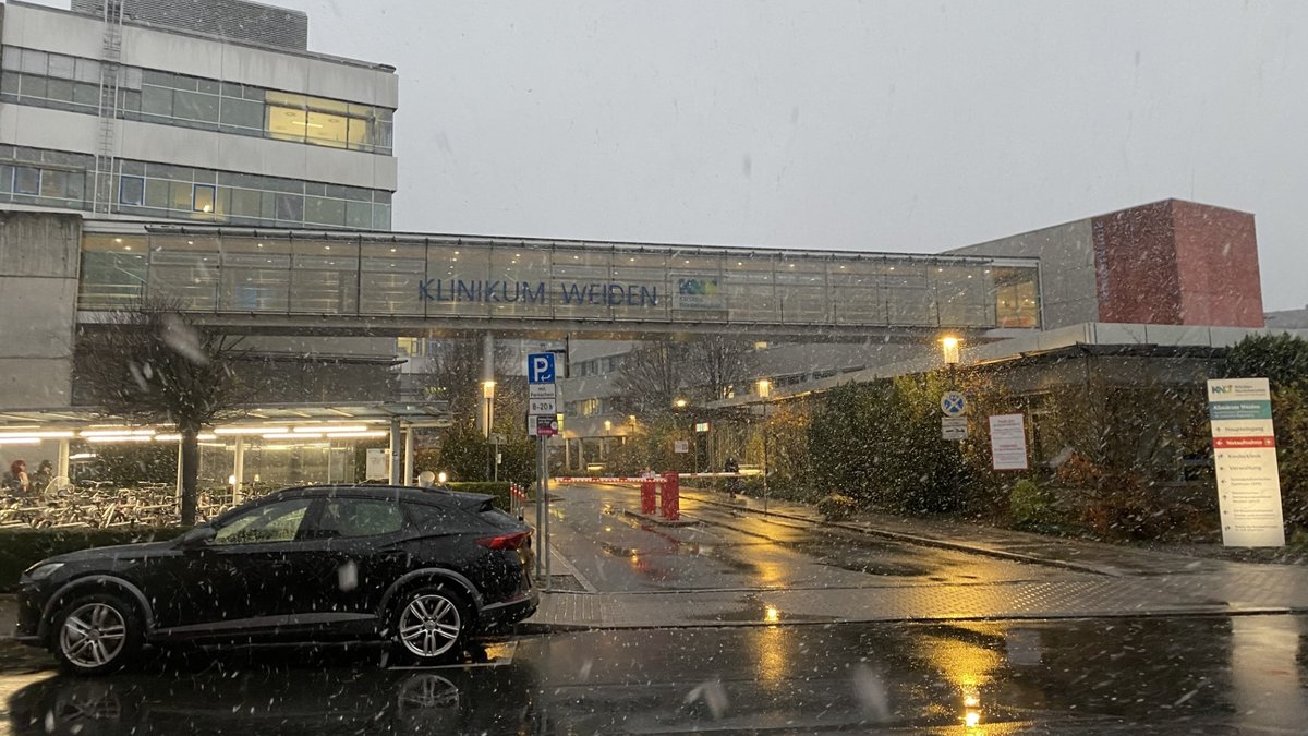Ein Klinikgebäude bei Schneefall
