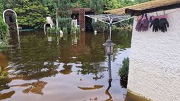 Das Zuhause von Karin Tuschhoff hat das Hochwasser Anfang Juni geflutet. Man sieht einen Garten, der durch die Wassermassen kaum mehr erkennbar ist. | Bild:privat
