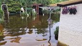Das Zuhause von Karin Tuschhoff hat das Hochwasser Anfang Juni geflutet. Man sieht einen Garten, der durch die Wassermassen kaum mehr erkennbar ist. | Bild:privat