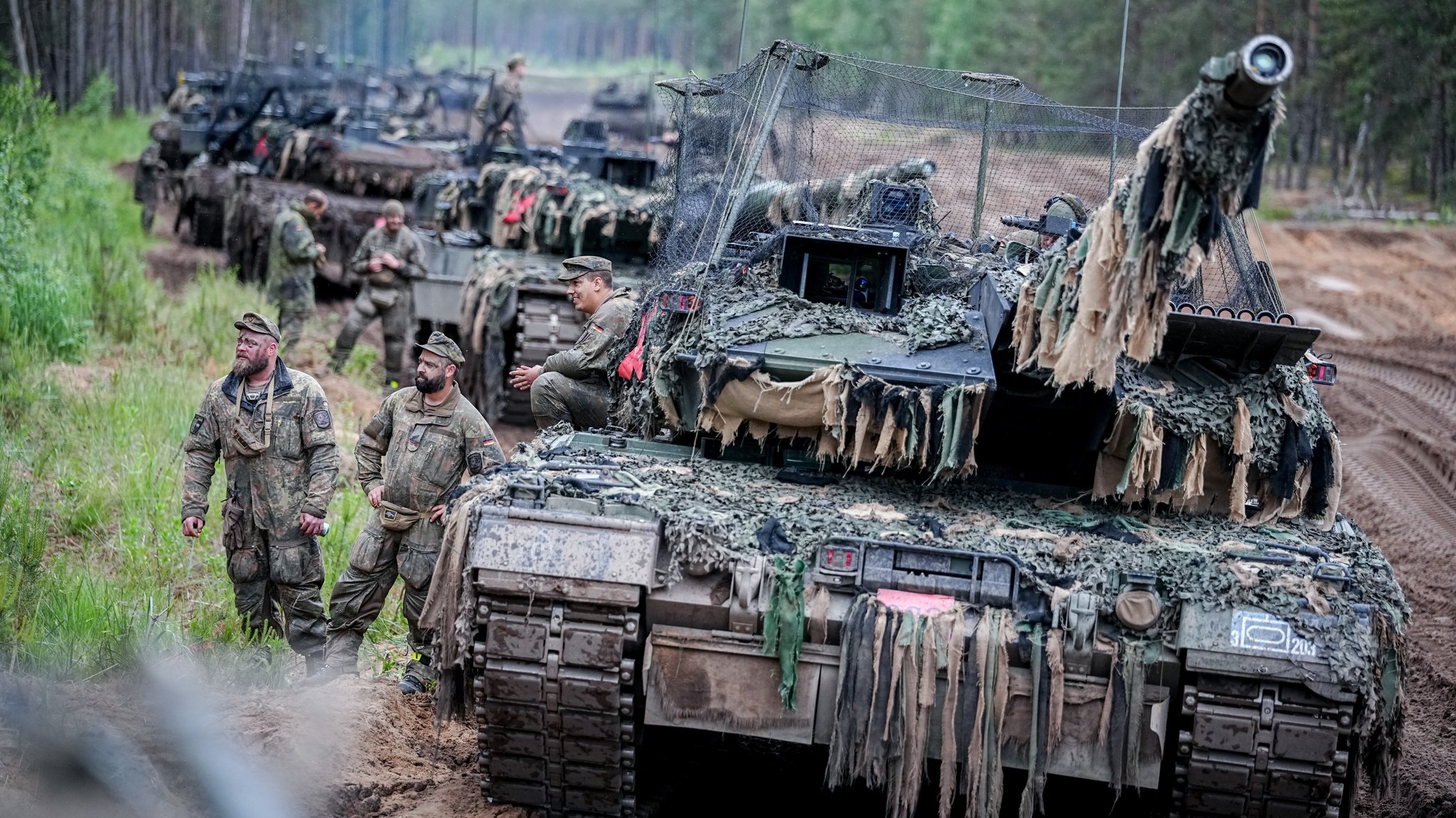 Soldaten und Kampfpanzer der Bundeswehr bei einer Übung in Litauen