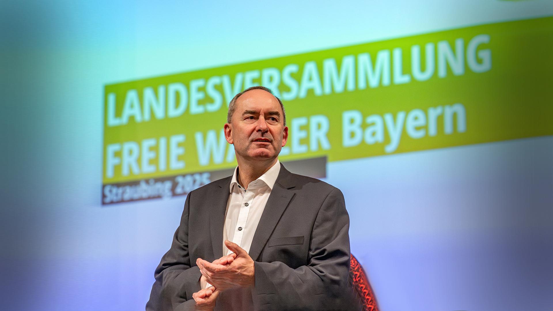 Der alte und neue Landesvorsitzende der Freien Wähler in Bayern, Hubert Aiwanger, beim Parteitag in Straubing.