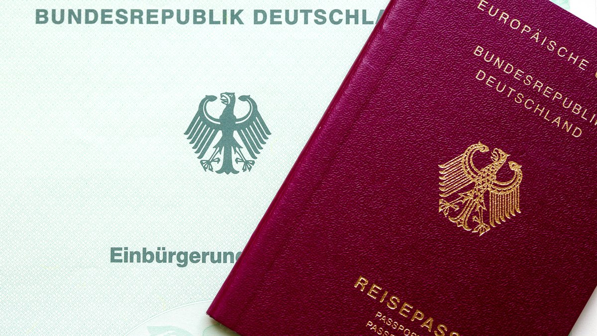 Eine Einbürgerungsurkunde der Bundesrepublik Deutschland und ein deutscher Reisepass