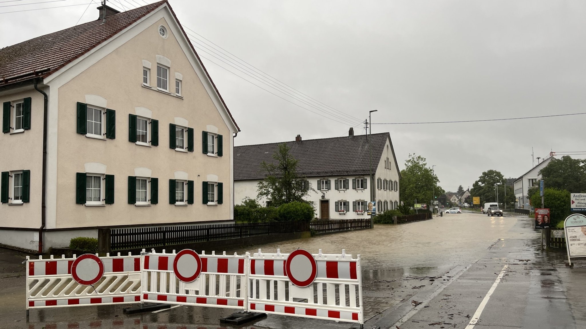 Gesperrte Straße, die überflutet ist.