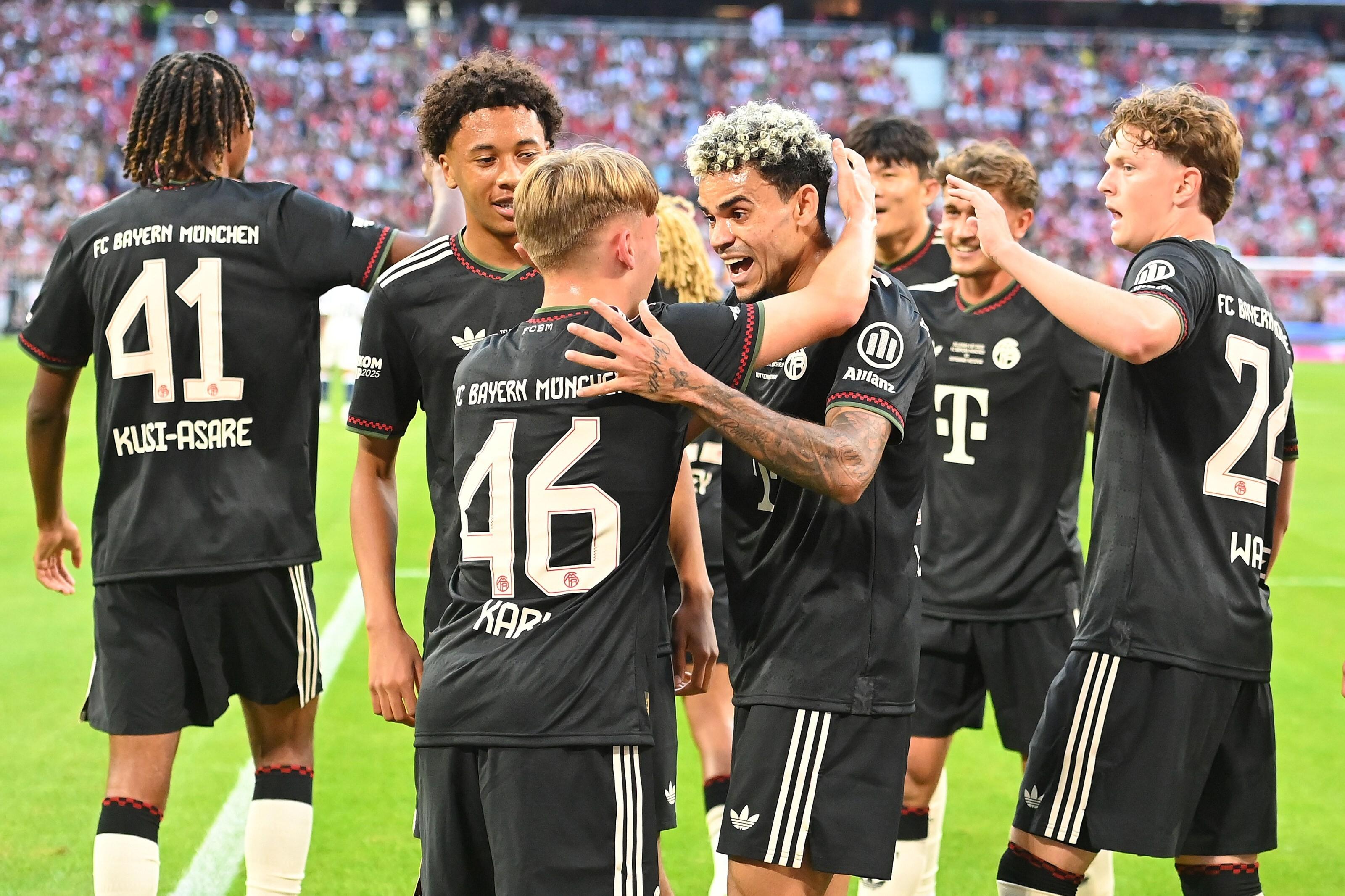 kollektiver Torjubel um Lennart Kar nach Tor zum 3-0, mit Luis Diaz | Bild:picture alliance / SvenSimon | Frank Hoermann/SVEN SIMON