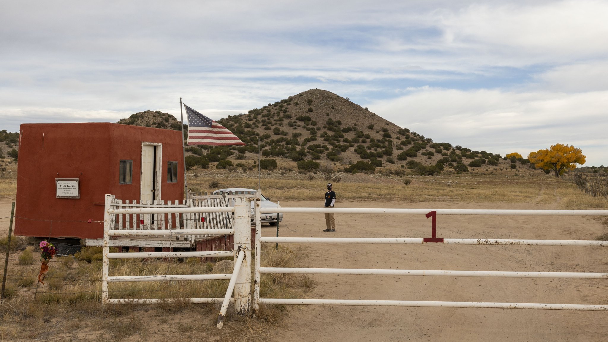 23.10.21: Ein Sicherheitsmitarbeiter steht hinter dem Eingang der "Bonanza Creek Ranch" in New Mexiko, dem Ort des tödlichen Unfalls.