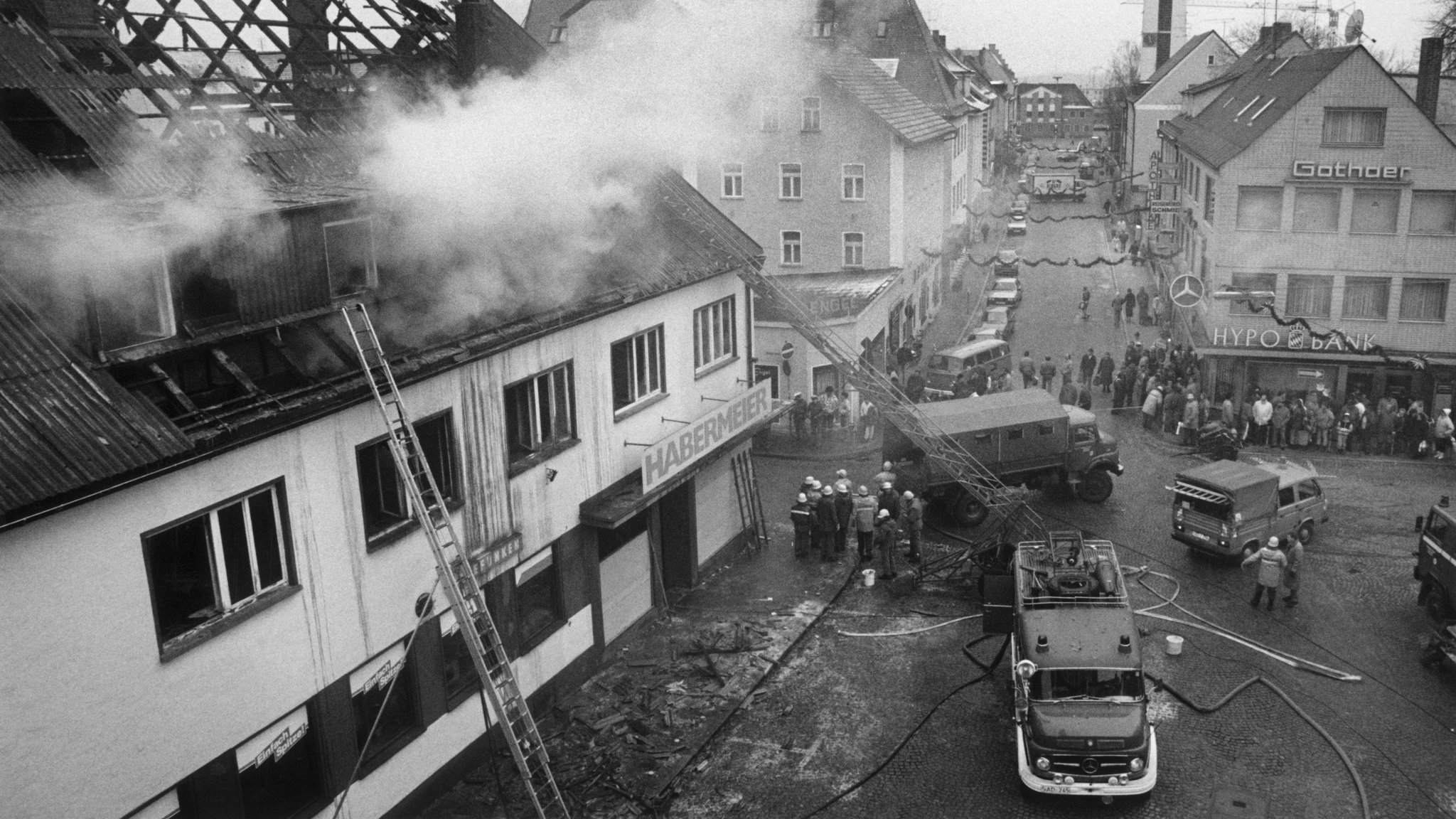 Originalfoto vom Brandanschlag des sogenannten Habermeier-Hauses in Schwandorf. 