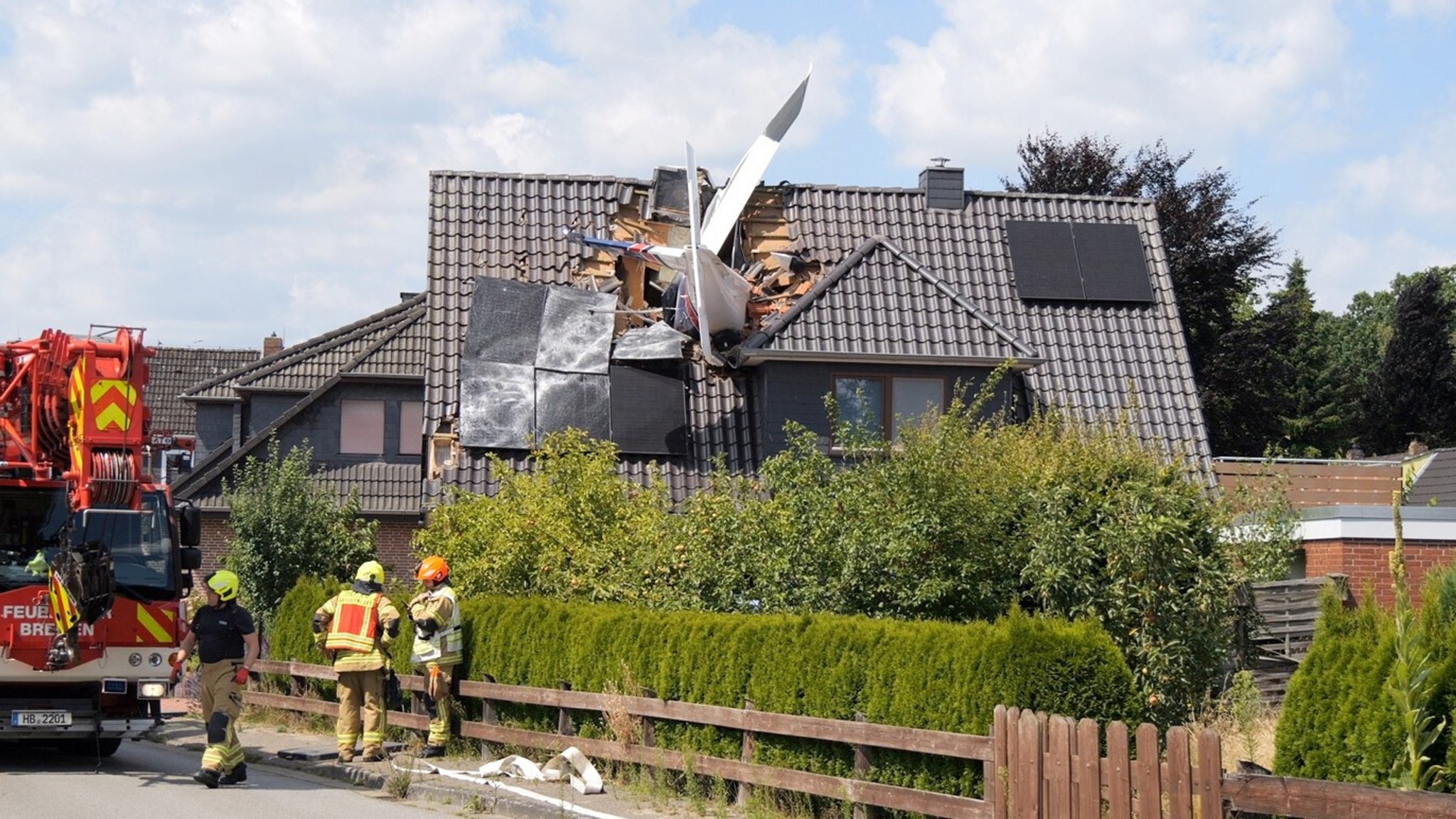 Kleinflugzeug stürzt in Einfamilienhaus – zwei Tote