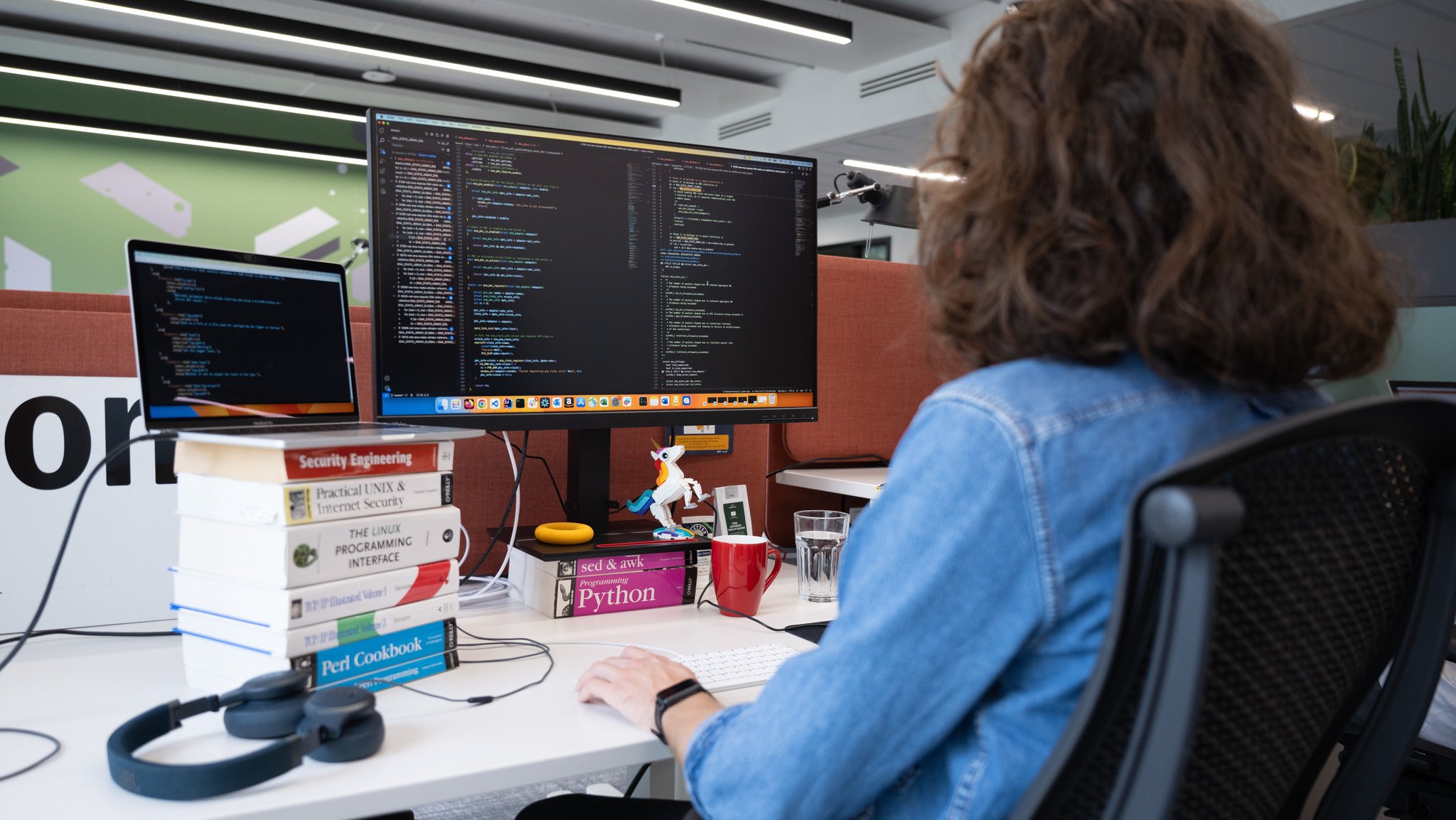 (Symbolbild) Gerade im Bereich Programmieren sind KIs teils schon relativ gut einsetzbar. | Bild: picture alliance/dpa/Sebastian Kahnert (Symbolbild) Gerade im Bereich Programmieren sind KIs teils schon relativ gut einsetzbar.