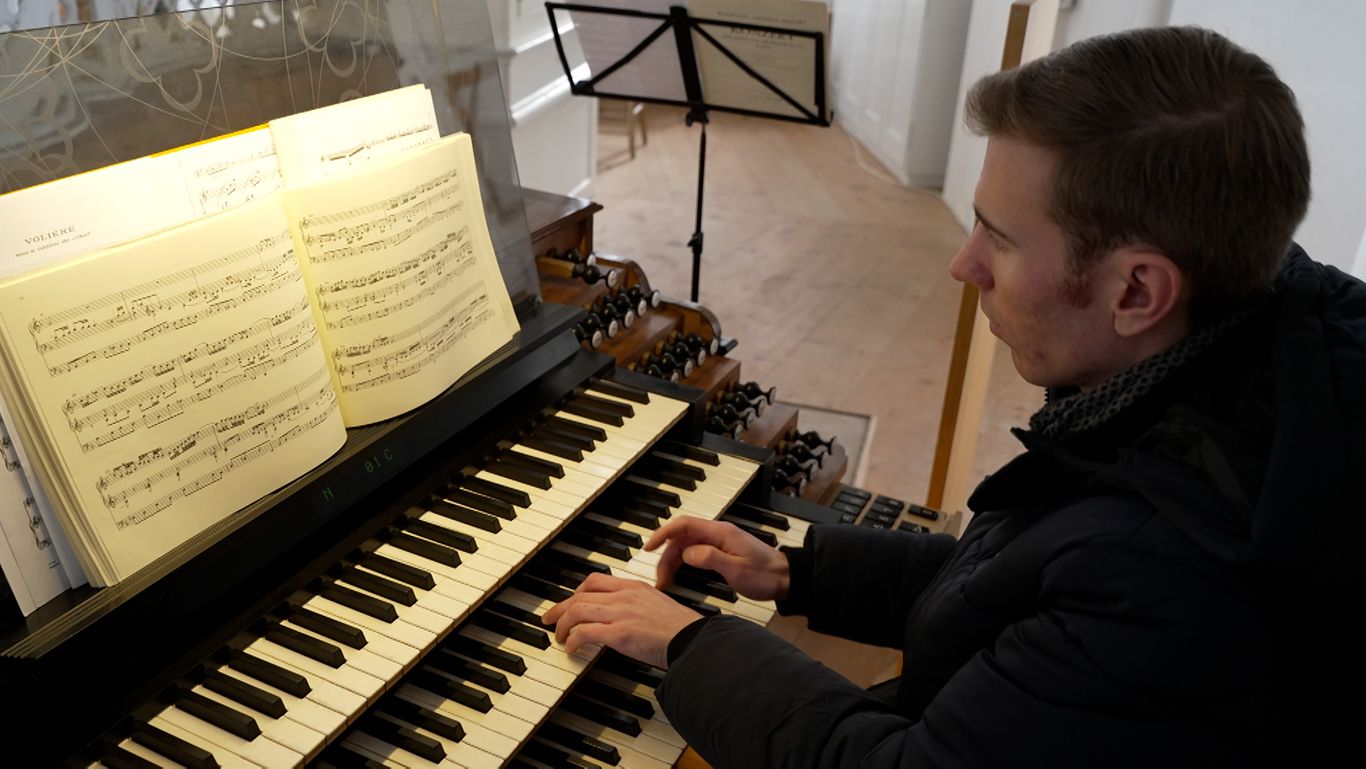 Organist Erik Konietzko beim Proben an der Orgel