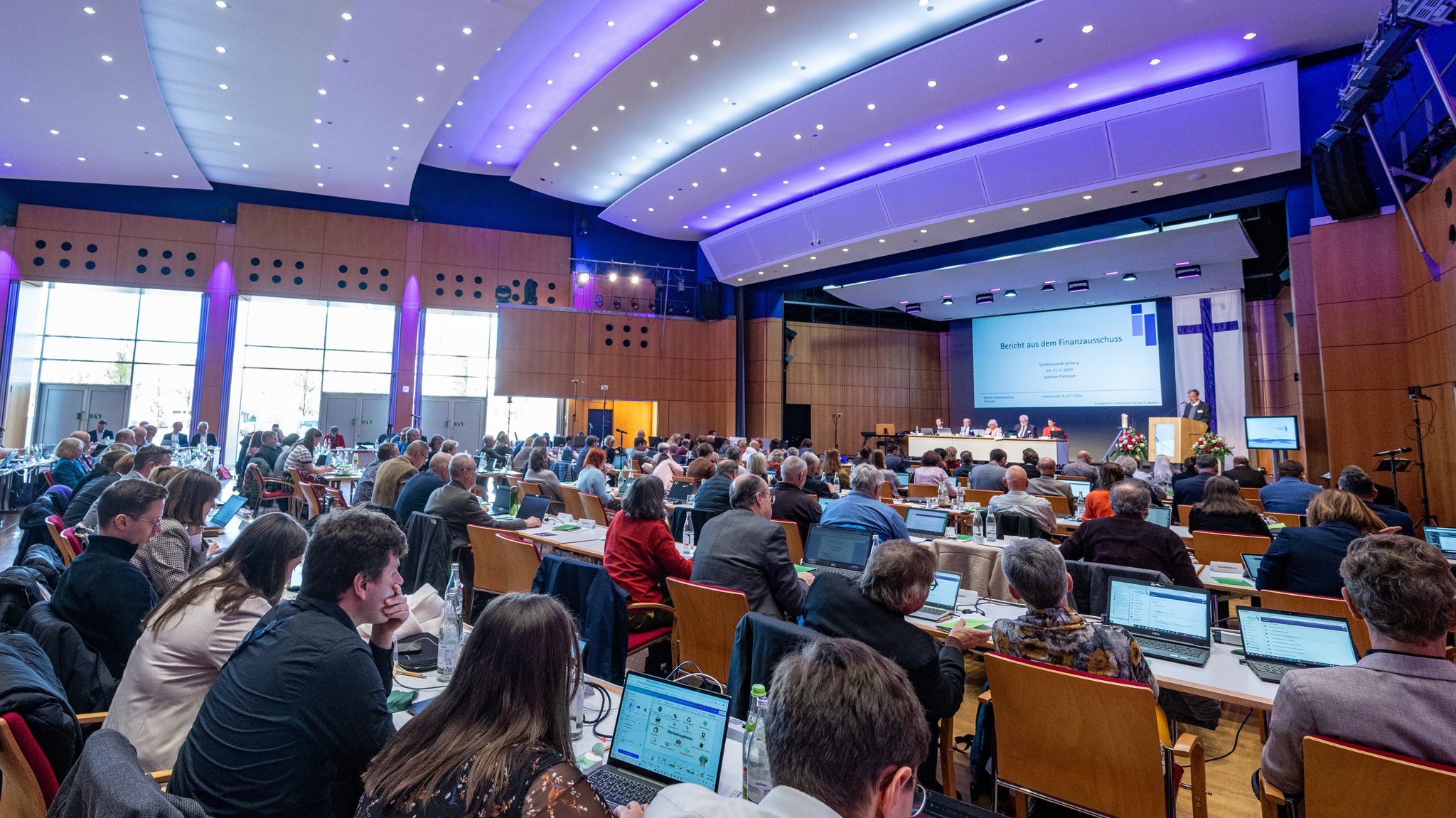 Mitglieder nehmen an der Herbsttagung der Landessynode der Evangelisch-Lutherischen Kirche in Bayern im Congress Centrum teil.