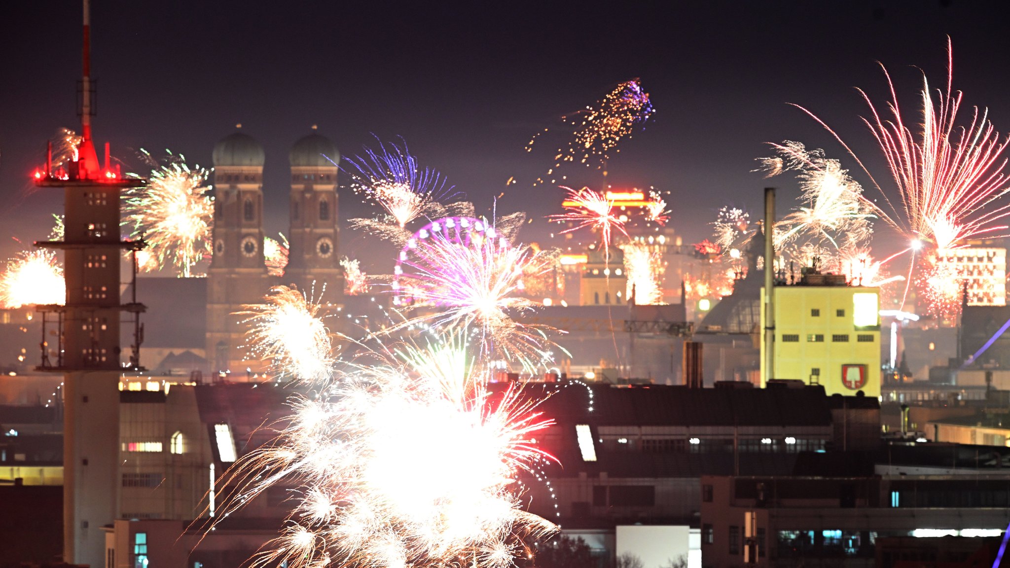 Silvesterfeuerwerk über München, aufgenommen vom Rotkreuzklinikum aus