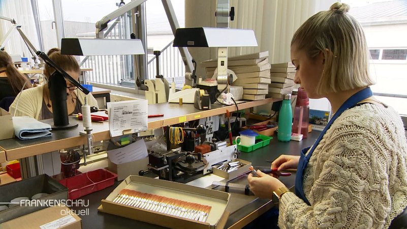 Anna Nikol beim Pinselmachen. | Bild: BR Anna Nikol beim Pinselmachen.